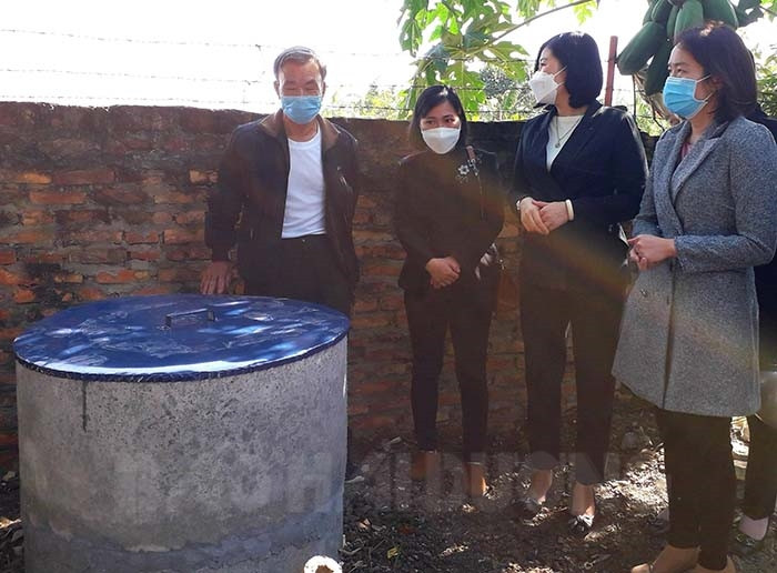 Ra mắt mô hình điểm tổ phụ nữ thu gom rác thải tại xã Hồng Quang